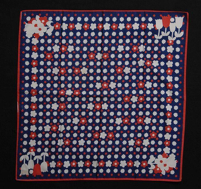 Vierkante shawl, donkerblauwe fond, repeterend rood-wit bloemdessin, tulpen in de hoeken