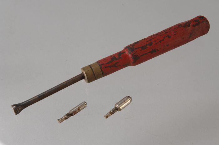 Twee metalen knopjes met schroefdraad, "MEDIUM", "FINEST", en aandraaier "HB", onderdelen van…
