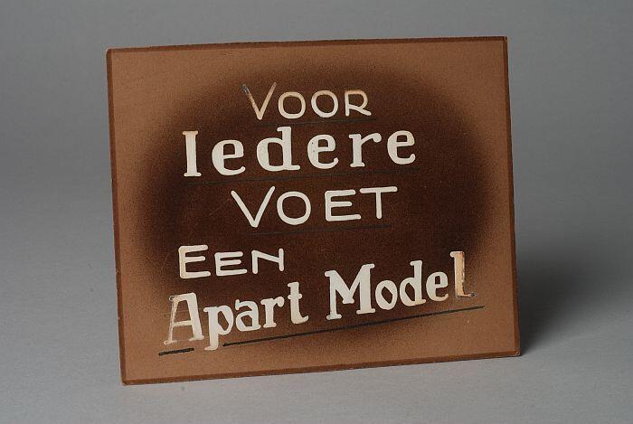 Reclamebord met "Voor iedere voet een apart model"