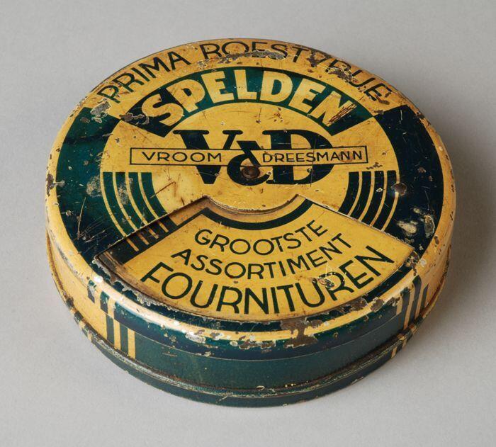 Rond blik met deksel met uitsparing, "Prima roestvrije spelden, Vroom & Dreesmann"