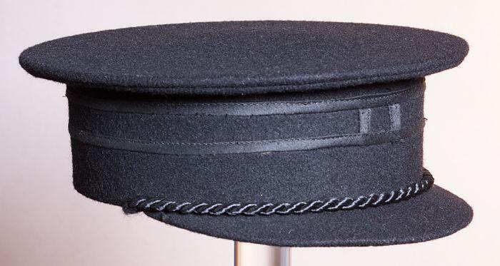 Pet van zwart vilt met klep en gedraaid koord, voering donkerblauw