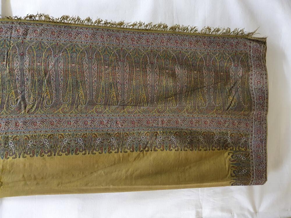 Kasjmirshawl, van groene wol met patroon in rood, blauw, geel en groen