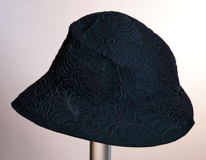 Zwarte vilten cloche met soutache in palmetachtige motieven