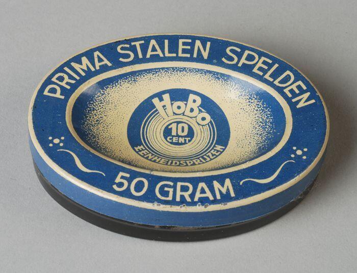Ovaal zwart, wit en blauw blik, "HOBO, prima stalen spelden"