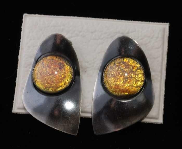 Paar oorbellen, clip met metalen blad waarop ronde imitatie opaal, op wit plastic kaartje, kapper…