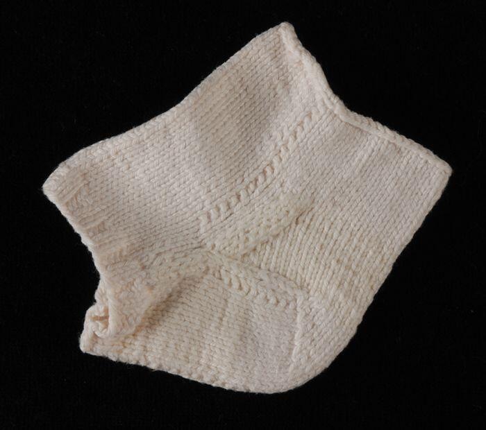 Gebreide witte katoenen hiel van een sok
