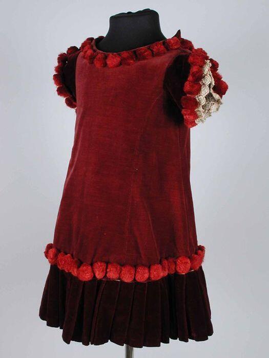 Bordeauxrood fluwelen kinderjurk, ronde hals, korte mouwen en verlaagde taille met geplooide strook…