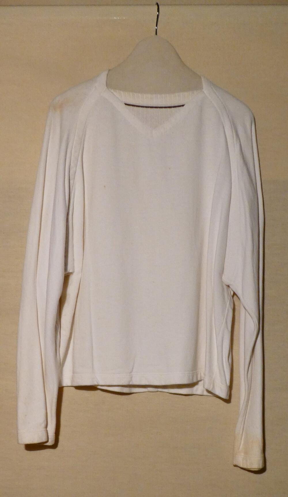 Shirt (man) van wit tricot, behorende tot ensemble