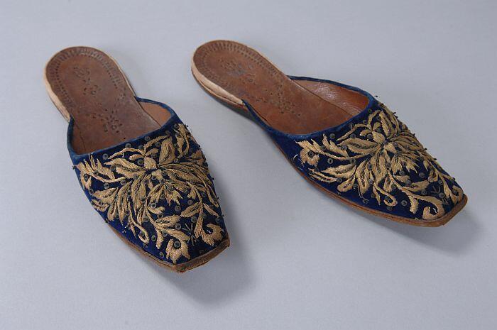 Indische muilen, donkerblauw fluweel met gouddraadborduursel