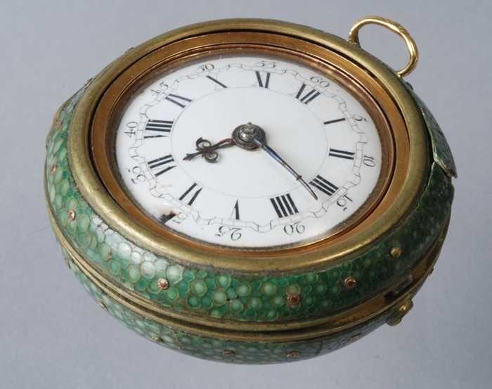 Zakhorloge met beschermkap van groen roggeleer in gouden buitenkast met voorstelling 'Oordeel van…