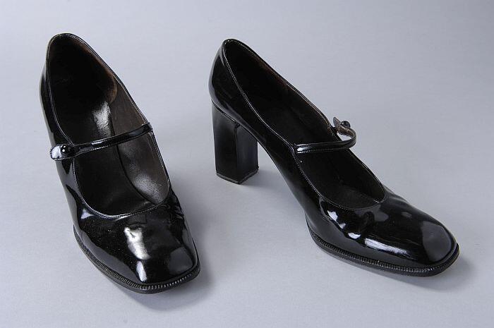 Zwarte lakleren damesschoenen met hoge blokhak en iets vierkante neus, wreefbandje met knoopsluiting