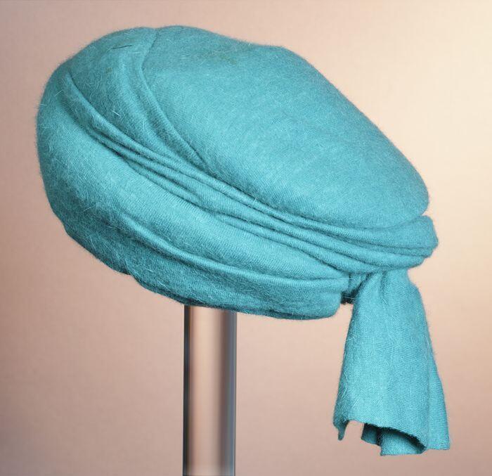 Dameshoed in tulbandachtige vorm van groen angora met strik achter