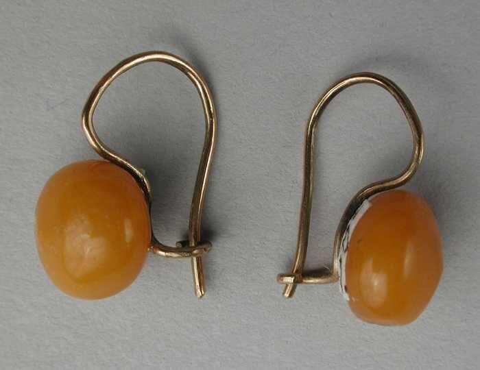 Paar oorbellen, stekers met gouden haak en knop met rode steen, carneool?
