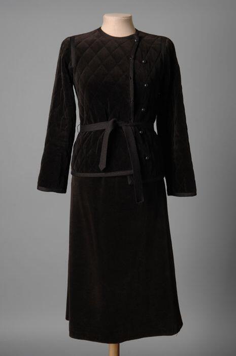 Donkerbruin tricot velours rok en jasje, gebreide ceintuur