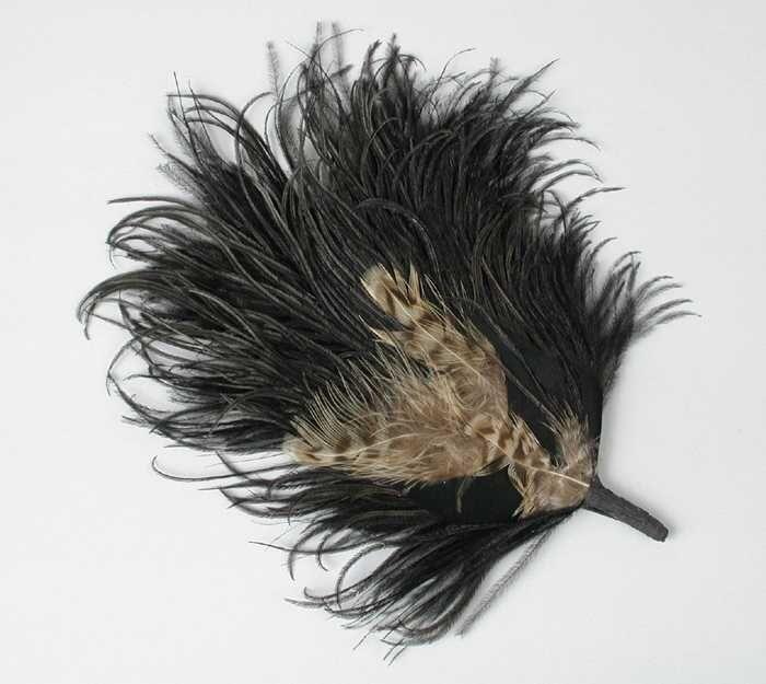 Veren hoedendecoratie of corsage, donkerbruine maraboeveren gecombineerd met zwarte veer en drie…
