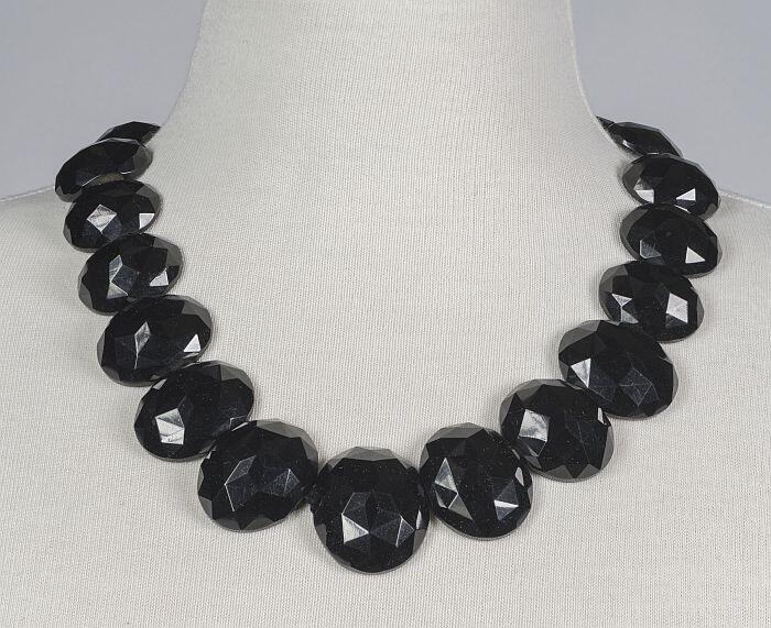 ketting van zwarte kunststofkralen