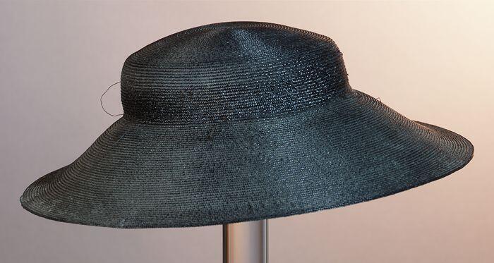 Ronde dameshoed, Breton Sailor, van zwart glanzend bandstro