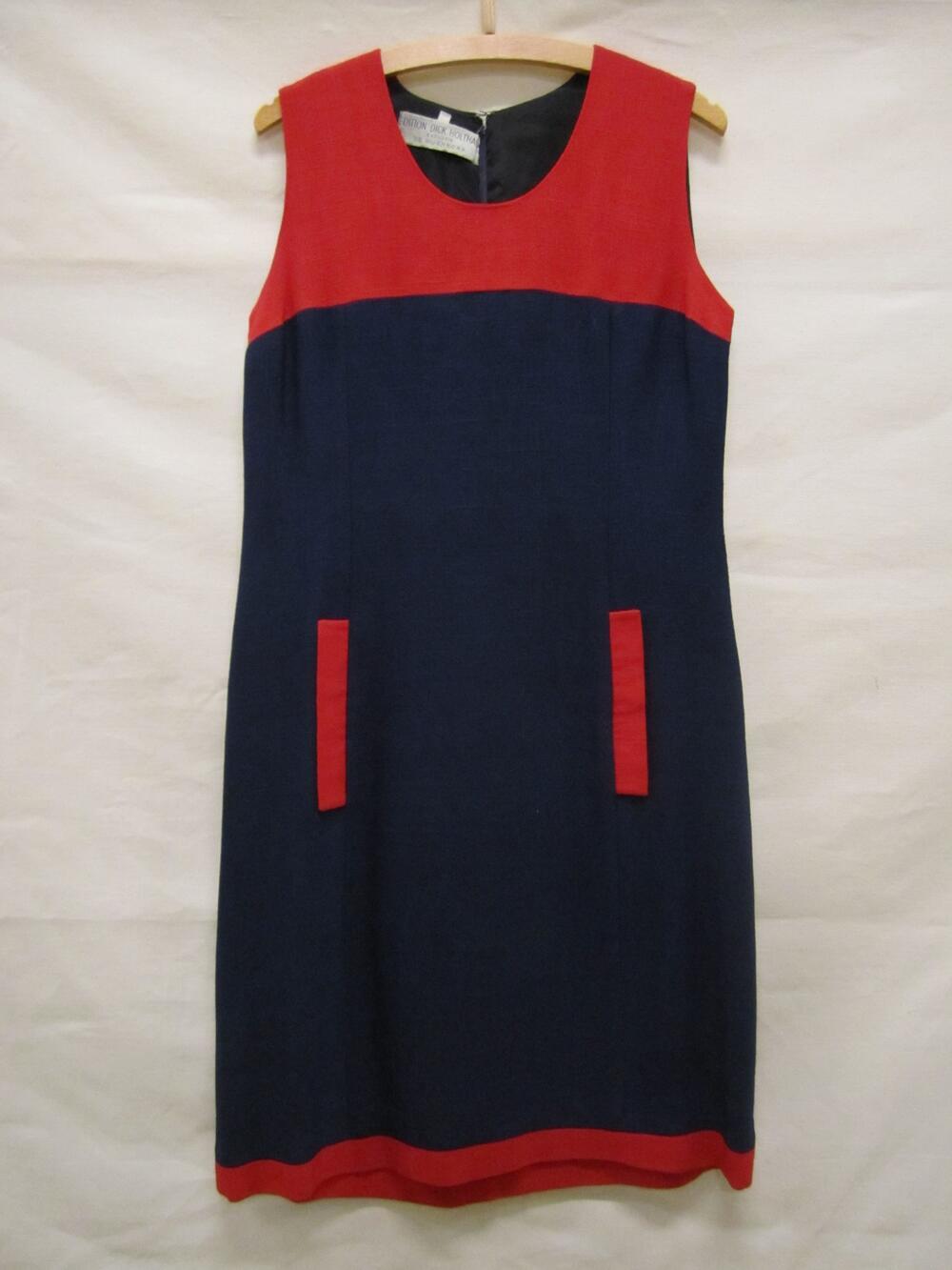 Jurk, in 'linnenlook' van donkerblauw synthetisch weefsel, met rode accenten: schouderpas aan…
