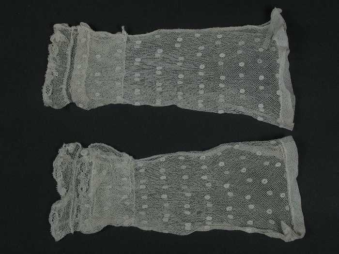 Paar ondermouwen van crèmekleurig tule met noppen en kanten manchet, babykleding
