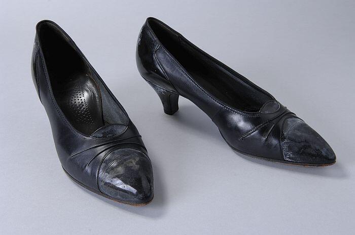 Zwarte leren pumps met louishakje, neus- en hielstuk van lakleer, plooien in het voorblad
