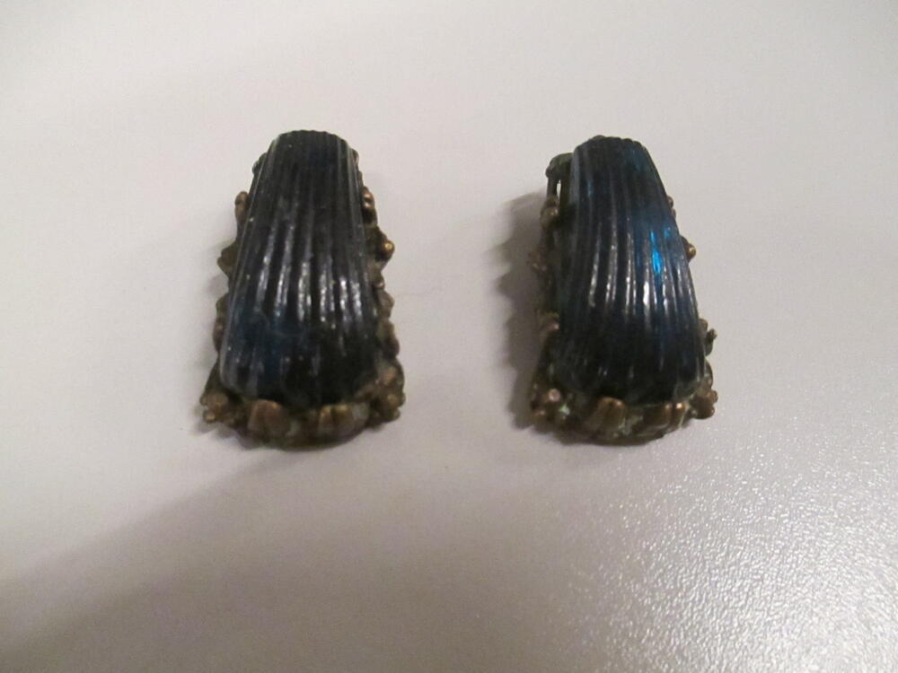 Oorclips, gegroefd donkerblauw kunsthars in open klauwzetting van metaal