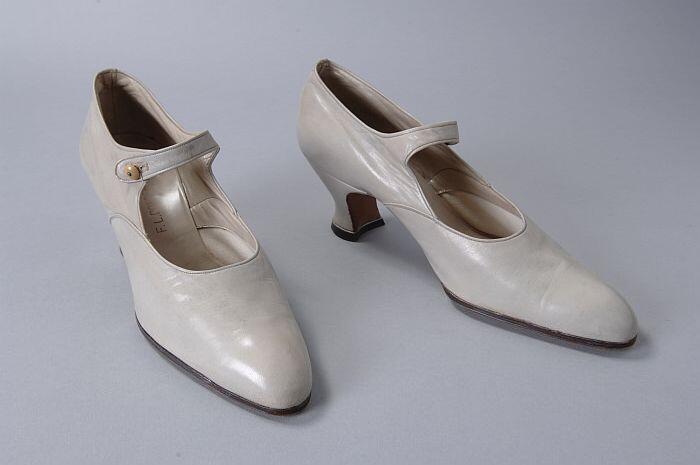 Lichtgrijze leren hakschoenen met wreefbandje met knoopsluiting, spitse neus en diabolohak