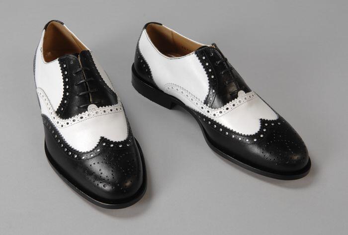 Paar zwart/witte herenschoenen met veters