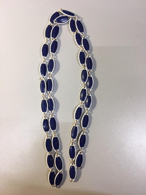 Halsketting, ellipsvormige schakels van donkerblauw kunststof met witte rand