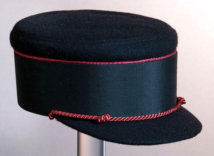 Zwarte jongenspet met rode bies