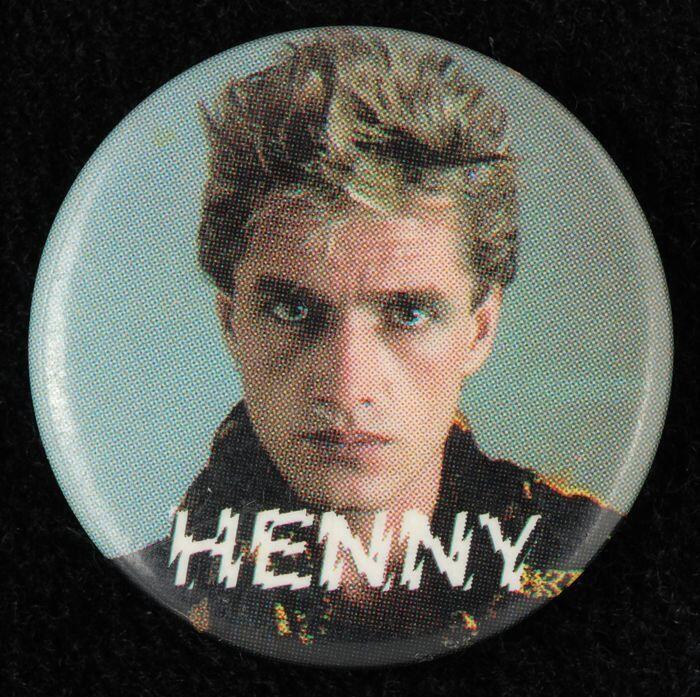 Kleine ronde "Doe Maar" button: foto van Henny Vrienten, opdruk "Henny"