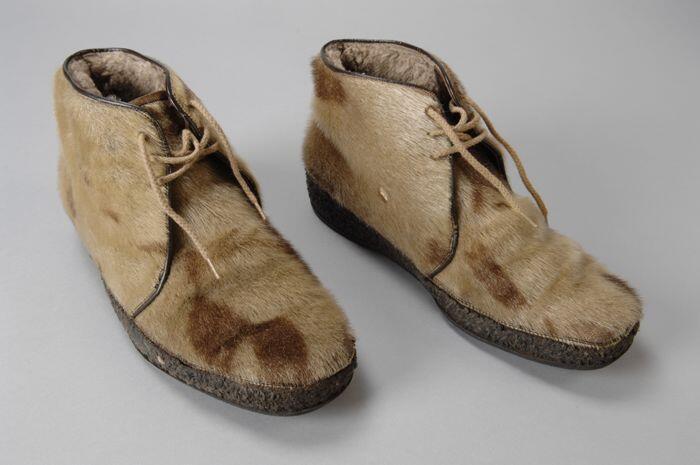 Enkelhoge herenschoenen bekleed met zeehondenbont, overwegend roomwit met bruine vlekken, dikke…