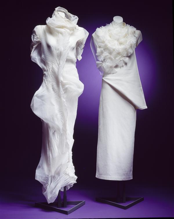 Jurk, wit polyester deels transparant lang, ééndelig model met wijde col en halflange, recht…