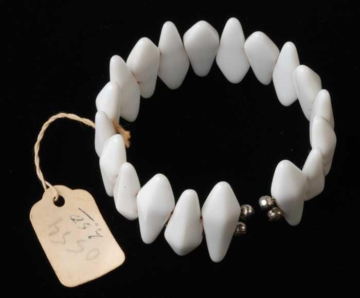 Armband, spiraalarmband van wit glazen vliegervormige kralen, kapper Van Vliet