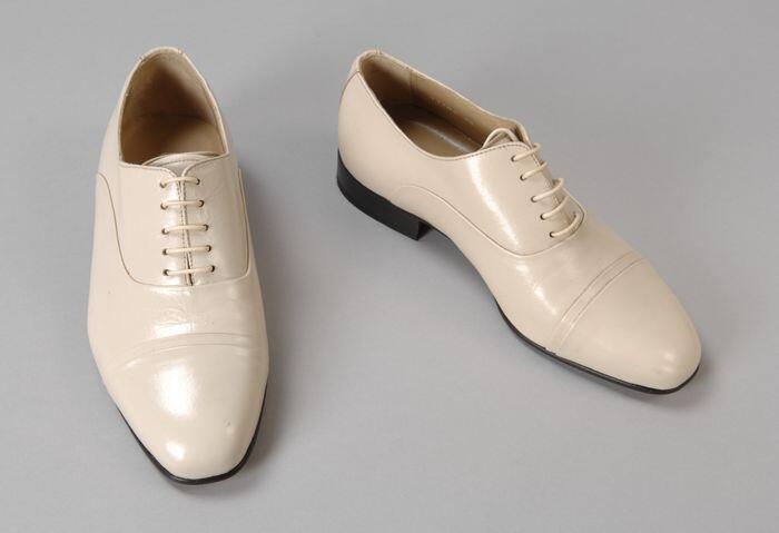 Paar herenschoenen van beige leer, kleine hak, "Corbeau"