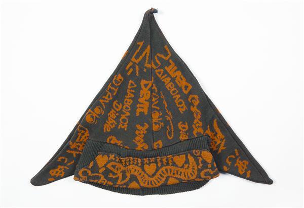 Muts van groen wollen tricot, machinaal gebreid, met ingebreid fantasie patroon in oranje,…