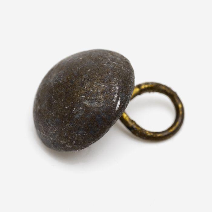 Metalen knoop, halve bol van tinmet messing oog