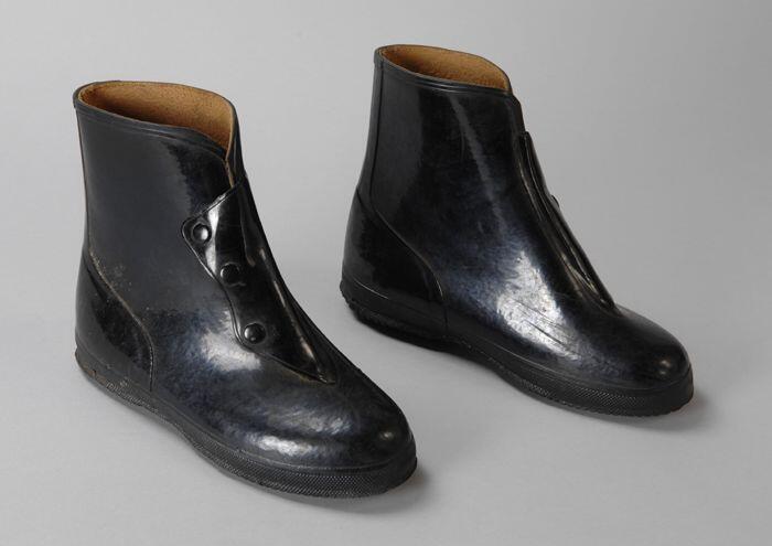 Paar zwarte rubbern overschoenen met drukknoopsluiting, zonder hak