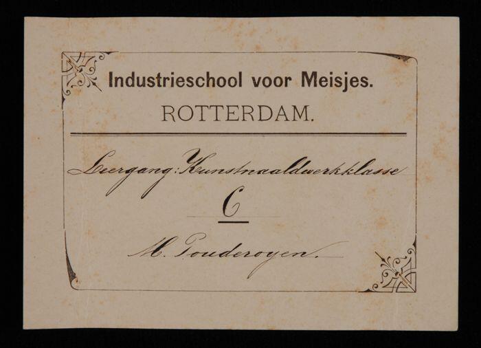 Etiket, wit karton, in zwart "Industrieschool voor Meisjes Rotterdam"