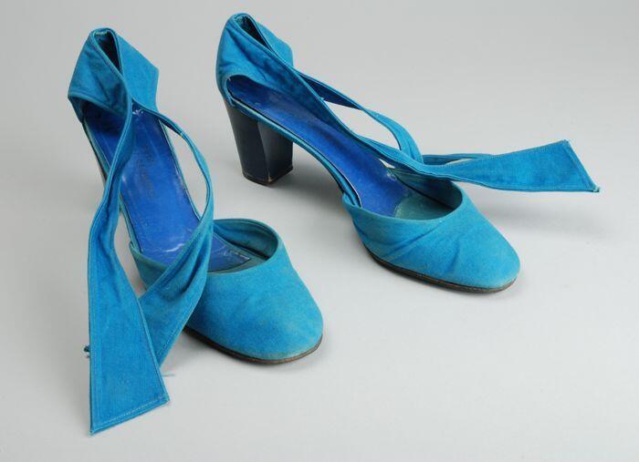 Paar damesschoenen van azuurblauwe stof met hoge houten hak en bindband bij de enkel, "Charles…