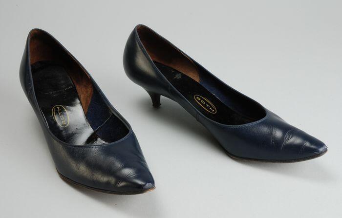 Paar damesschoenen, pumps van donkerblauw leer, "Both"