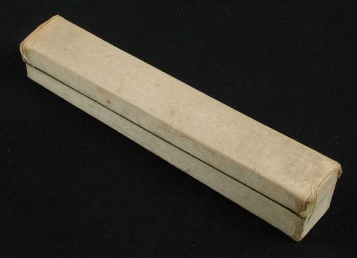 Kartonnen waaierdoos bekleed met crèmekleurige zijde afgebiesd met goudverf
