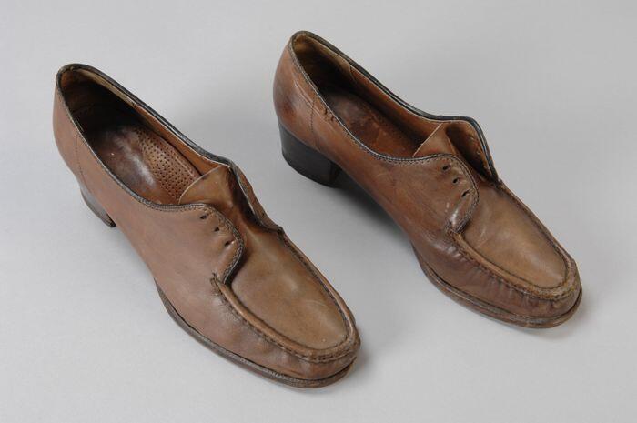 Paar veterschoenen van bruin leer met brede hak