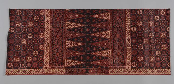 Grote stofstaal van katoen met dessin bedrukt door de Kralingse katoenMaatschappij, deel van sarong