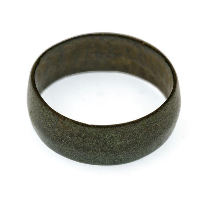 Brede ring, gladwandig, koper of brons