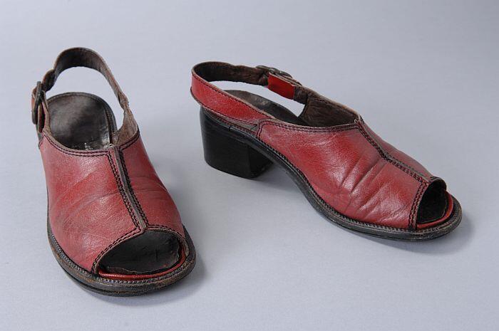 Rode leren slingbacks met open teen en gespsluiting aan de zijkant