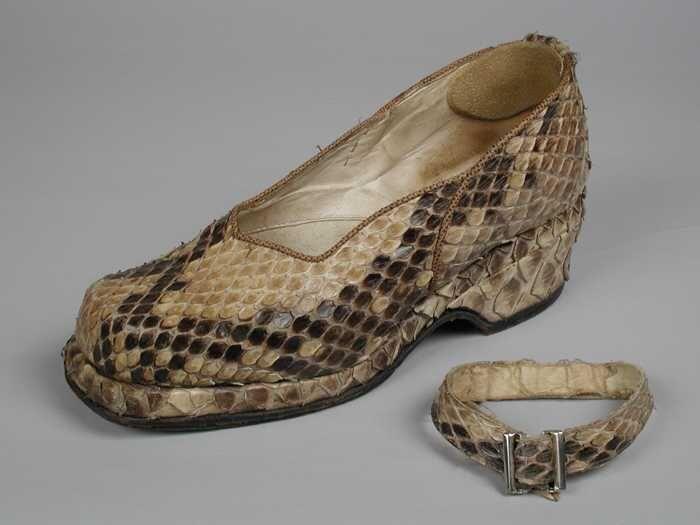 Bruin en beige reptielenleren pumps met plateauzolen, hoge, iets vierkante neus, losse enkelbandjes