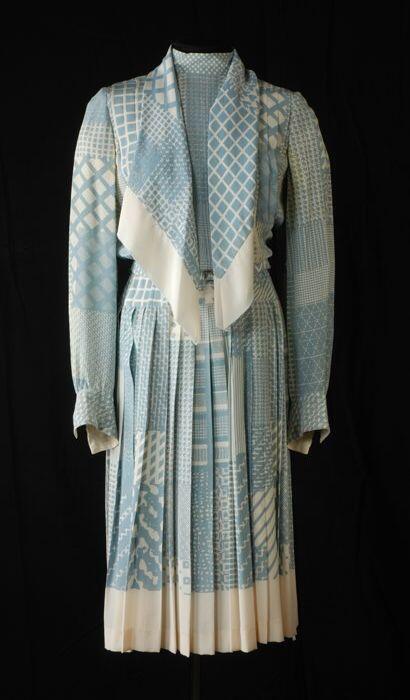 Witte jurk met lichtblauw bedrukt patchwork-motief