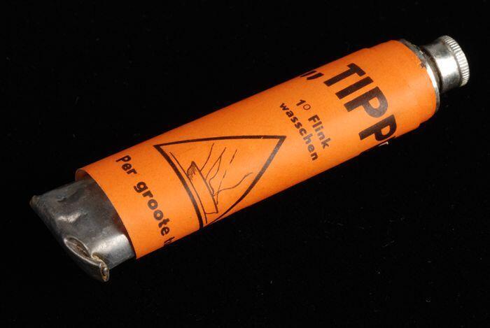 Tube met "Tippel-fit", voetverzorgingscrème voor wandelaars, metalen tube met daaromheen een losse…