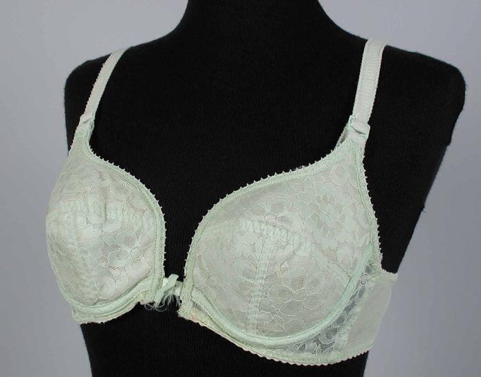 Zachtgroene bustehouder, push-up model, machinaal kant over voorgevormde beugelcups, plastic…