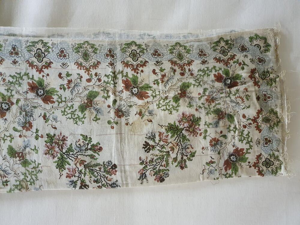 Doek, halfzijden, half wollen weefsel, creme fond met bloemen bedrukt